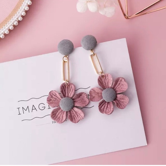 Jewelry - 🔴3/$20 HP! Adorable flower dangly earrings